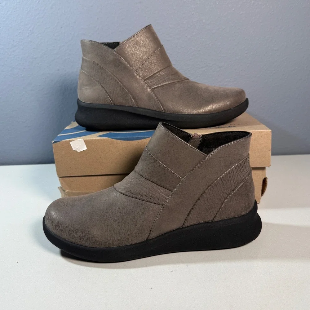 Clarks Cloudsteppers Ankle Boots Womens 6.5 with side zip